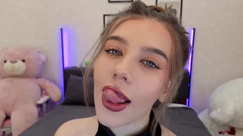 Snapshot of jenie_fire chatting on 15, 10, 2025 Dolly online show from 15, 10, 2025