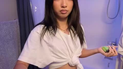 Snapshot of jennytran07 chatting on 10, 4, 2026 Jenny Tran online show from 10, 4, 2026