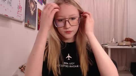 joan_kiss online show from 3, 10, 2025