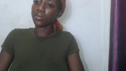 Snapshot of juicyberryx chatting on 8, 6, 2026 queen online show from 8, 6, 2026