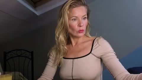 julia_giulia online show from 12, 11, 2025