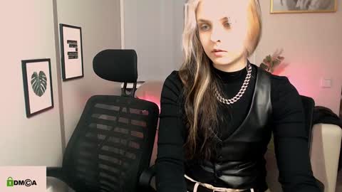 Julia  online show from 6, 12, 2024