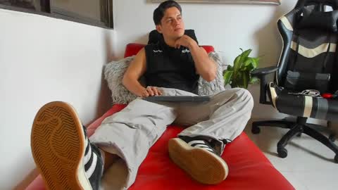 Snapshot of julian_wallace chatting on 4, 5, 2026 julian_wallace online show from 4, 5, 2026