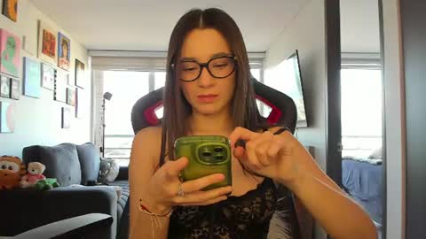 Snapshot of julidavila chatting on 25, 6, 2026 Jeimy Help me to reach 100 thumbs up online show from 25, 6, 2026
