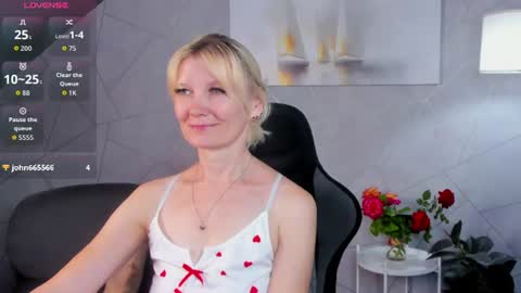 Snapshot of julie_lucasss chatting on 9, 7, 2026 Julie Lucasss online show from 9, 7, 2026