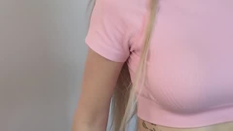 Snapshot of juliejuliette chatting on 4, 3, 2025 Julia online show from 4, 3, 2025