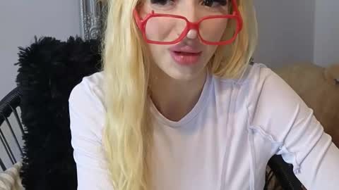 Snapshot of juliejuliette chatting on 14, 10, 2025 Julia online show from 14, 10, 2025