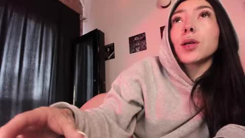 Snapshot of juliet_sourire chatting on 4, 3, 2025 juliet_sourire online show from 4, 3, 2025