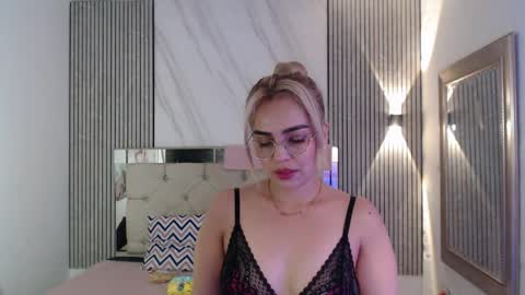 julieta__fox_ online show from 8, 4, 2026