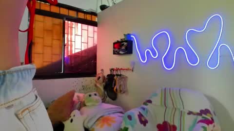 Snapshot of juliette_sweet05 chatting on 19, 10, 2025 juliette online show from 19, 10, 2025