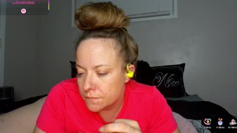 Snapshot of julimonroe chatting on 17, 12, 2025 Juli Monroe online show from 17, 12, 2025