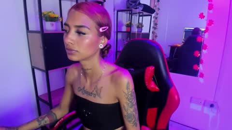 karlaslutskinny__ online show from 5, 12, 2025