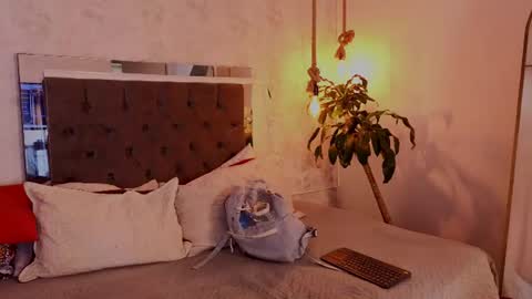 Snapshot of kathira_londres chatting on 5, 7, 2026 Sofia online show from 5, 7, 2026