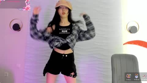 Snapshot of kawai_mai chatting on 4, 12, 2025 mai online show from 4, 12, 2025