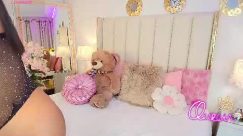 kayladavies_ online show from 13, 7, 2026