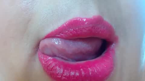 Snapshot of kerly_doll chatting on 10, 1, 2025 K E R L Y online show from 10, 1, 2025