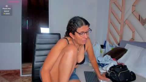 Snapshot of keyla_milf chatting on 17, 12, 2025 Keila Milf online show from 17, 12, 2025