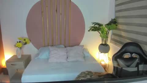 Snapshot of kiara_mirren chatting on 10, 10, 2025 K I A R A online show from 10, 10, 2025