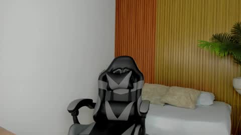 Snapshot of kiara_mirren chatting on 23, 10, 2025 K I A R A online show from 23, 10, 2025