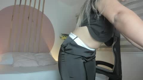 Snapshot of kiara_mirren chatting on 24, 10, 2025 K I A R A online show from 24, 10, 2025