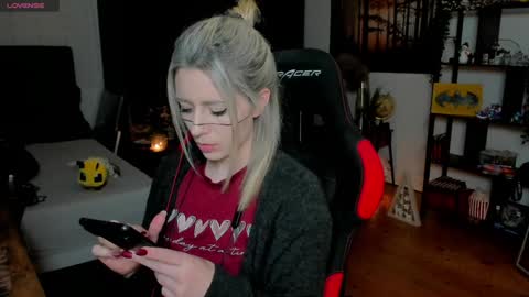 Wolfs Girl online show from 30, 11, 2025