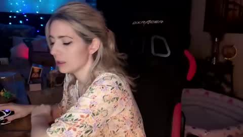 Snapshot of kimilee22 chatting on 19, 7, 2026 Wolfs Girl online show from 19, 7, 2026