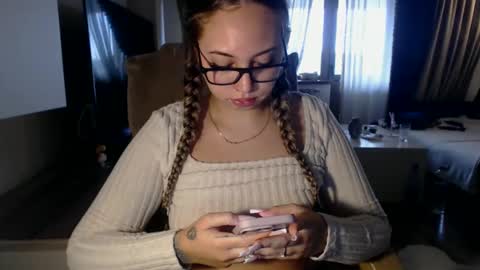 Kim Lee  online show from 4, 12, 2025