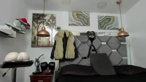 HOT MEN BLACK online show from 28, 1, 2025