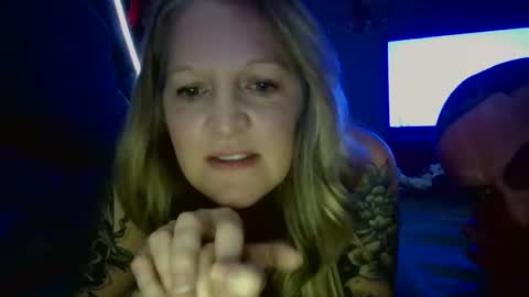 Snapshot of kingemul chatting on 5, 11, 2025 Emul King online show from 5, 11, 2025