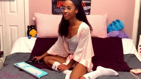 Snapshot of kira21_13 chatting on 27, 10, 2025 Kira21 13 online show from 27, 10, 2025