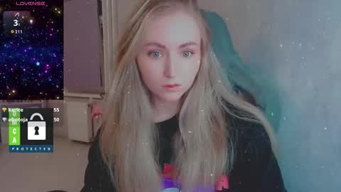 Snapshot of kira_love_sleep chatting on 7, 11, 2025 you know thumb up me please its important online show from 7, 11, 2025