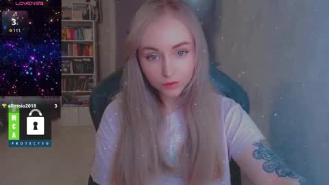 Snapshot of kira_love_sleep chatting on 22, 12, 2025 you know thumb up me please its important online show from 22, 12, 2025