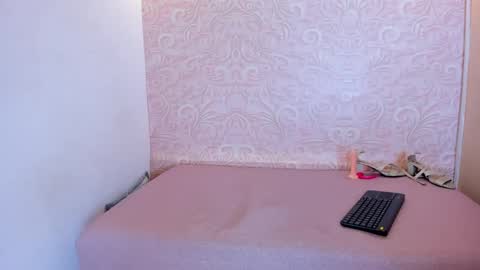 kiss_hott15 online show from 1, 2, 2025