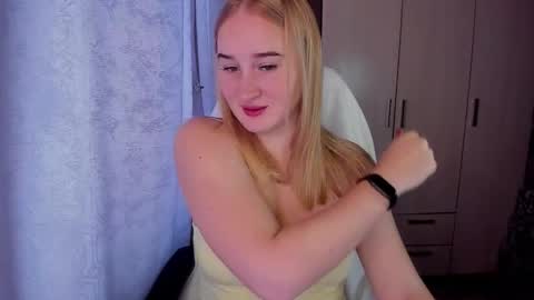 Snapshot of kitten_sun chatting on 12, 10, 2025 kitten_sun online show from 12, 10, 2025