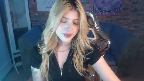 Snapshot of kitty_fox_b chatting on 23, 12, 2024 kitty_fox_b online show from 23, 12, 2024