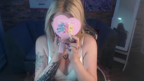 Snapshot of kitty_fox_b chatting on 1, 2, 2025 kitty_fox_b online show from 1, 2, 2025
