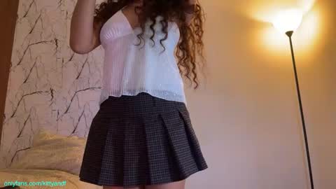Snapshot of kittyand chatting on 18, 3, 2026 Kitty black hair 19 years Isa red hair18 years John 21 years online show from 18, 3, 2026