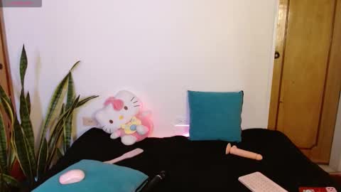 LAURA  help me reach 100likes online show from 17, 12, 2025