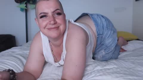 Snapshot of kittykay86 chatting on 13, 4, 2026 Bella Blue BBW online show from 13, 4, 2026