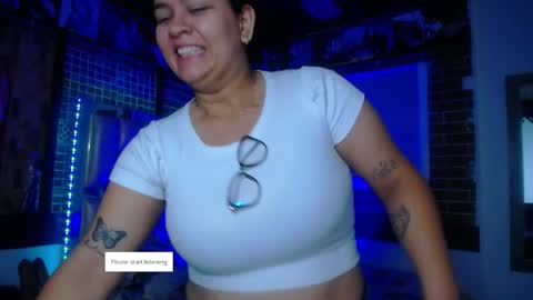 kriss_sweetboobs online show from 15, 4, 2026