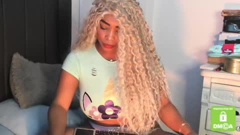 kylie white boobs online show from 26, 11, 2025