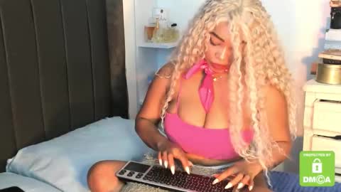 kylie white boobs online show from 27, 11, 2025