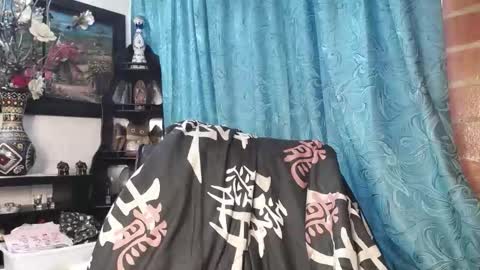 Snapshot of laia_hadid chatting on 20, 11, 2025 laia_hadid online show from 20, 11, 2025