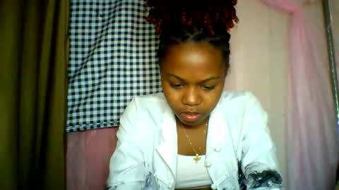 Snapshot of lara_belle chatting on 7, 6, 2026 lara_belle online show from 7, 6, 2026