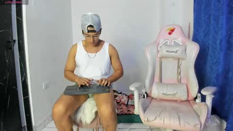 Snapshot of latinos_couples chatting on 5, 5, 2026 James and Sara online show from 5, 5, 2026
