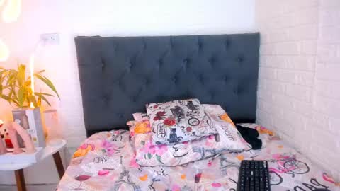 Snapshot of laura_candy02 chatting on 18, 4, 2026 LAURA online show from 18, 4, 2026