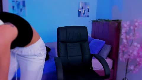 Laura Rose online show from 5, 12, 2025