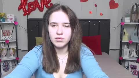 LauraHlot online show from 9, 3, 2025