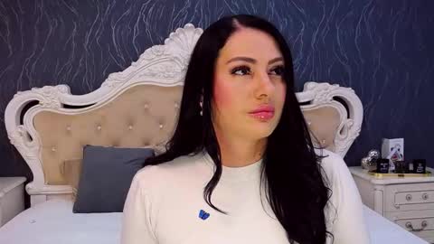 Snapshot of laurenjenssen chatting on 4, 11, 2025 Laura online show from 4, 11, 2025