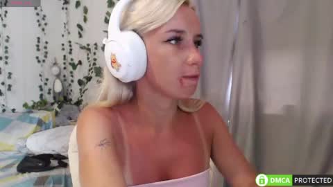Snapshot of lavinell chatting on 23, 7, 2026 Mia online show from 23, 7, 2026